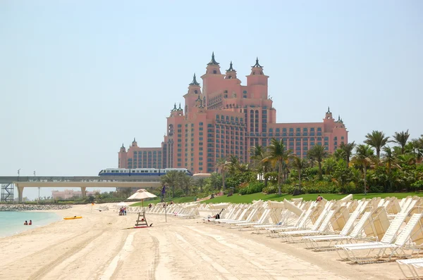 DUBAI, Émirats arabes unis - 28 AOÛT : La plage d'Atlantis l'esprit de l'hôtel Palm — Photo