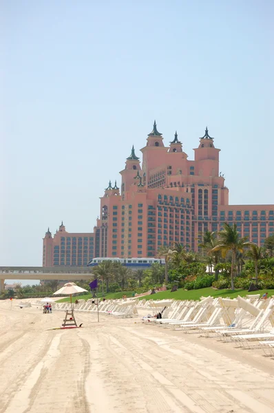 DUBAI, Emiratos Árabes Unidos - 28 de agosto: La playa de Atlantis el Palm hotel ingenio — Foto de Stock