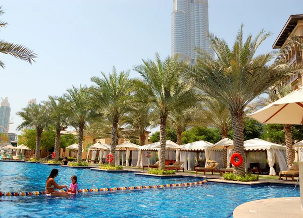 DUBAI, Emiratos Árabes Unidos - 27 de agosto: El Palacio de la Ciudad Vieja hotel de lujo en — Foto de Stock