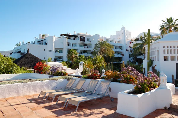 A luxus szálloda, tenerife szigetén tengerre néző teraszon napozóágyak — Stock Fotó