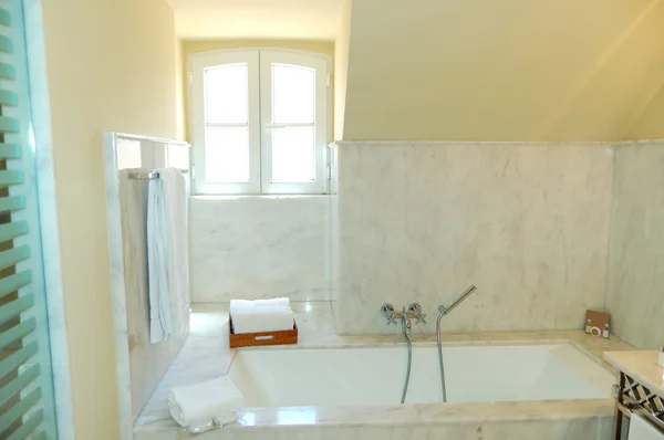 Interiér koupelny v luxusní vile s mramorové zdi, tenerif — Stock fotografie
