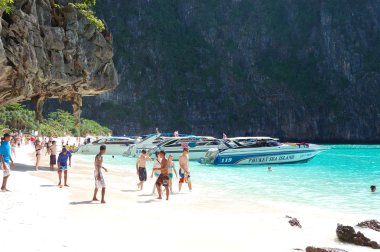 Koh phi phi, Tayland - 13 Eylül: sahil turistler ve mo