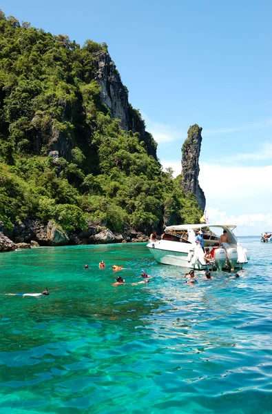 KOH PHI PHI, THAILAND - SEPTEMBER 13: Snorkeling tourists on tur — Stock Photo, Image