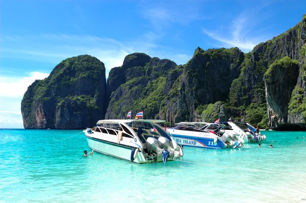 KOH PHI PHI, TAILANDIA - 13 DE SEPTIEMBRE: Barcos de motor en turquesa —  Fotos de Stock