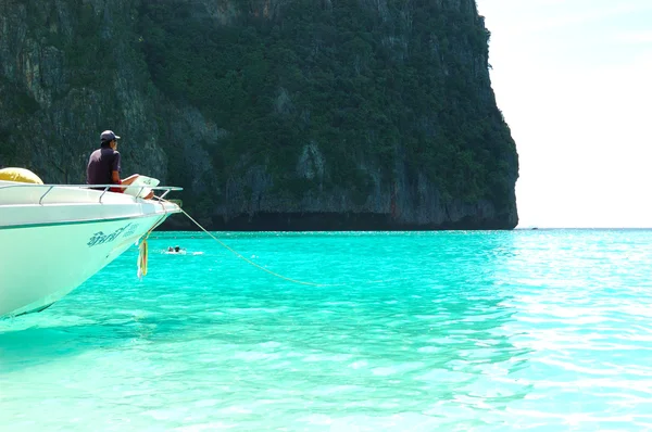 KOH PHI PHI, TAILANDIA - 13 DE SEPTIEMBRE: Barco a motor en color turquesa wa —  Fotos de Stock