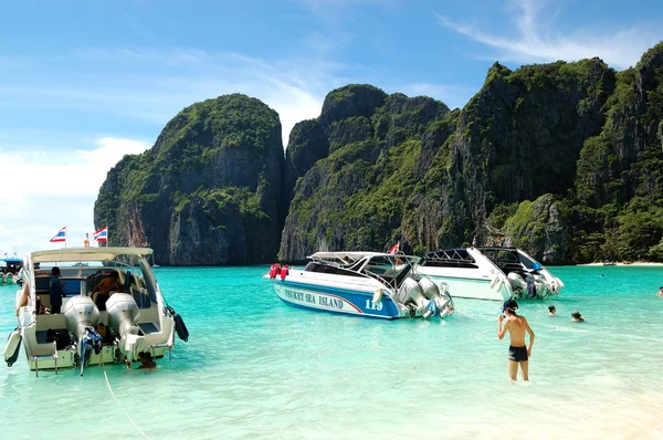 KOH PHI PHI, THAILAND - 13 СЕНТЯБРЯ: Моторные лодки на бирюзовом шхуне — стоковое фото
