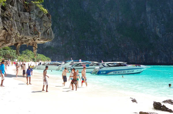 KOH PHI PHI, TAILANDIA - 13 DE SEPTIEMBRE: Playa con turistas y mo — Foto de Stock
