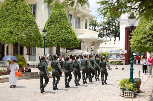 Μπανγκόκ, Ταϊλάνδη - 16 Σεπτεμβρίου: το royal φύλακες βαδίζοντας τ — Φωτογραφία Αρχείου