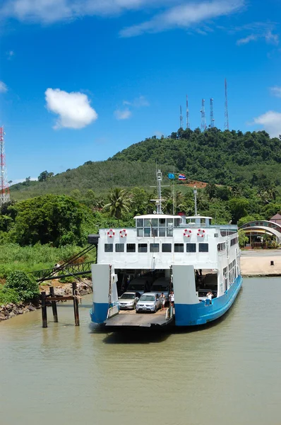TRAT, THAILAND - SEPTEMBER 5: The Koh Chang ferry pier and ferry — Stock Photo, Image
