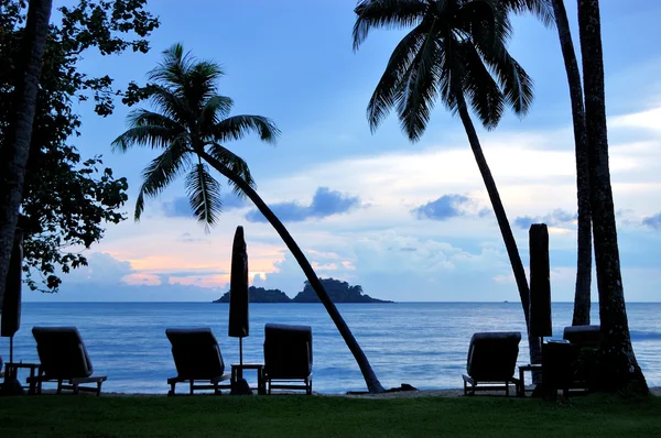 Plaży podczas zachodu słońca z palmy kokosowe, Wyspy koh chang, thaila — Zdjęcie stockowe