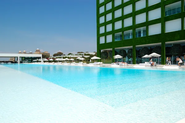 Área de piscina no ultra moderno hotel de luxo, Antalya, Turquia — Fotografia de Stock