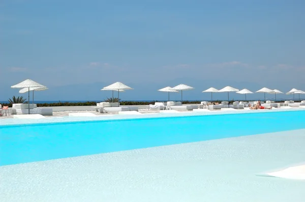 Zona de piscina en hotel de lujo ultra moderno, Antalya, Turquía — Foto de Stock