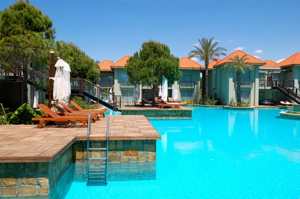 Luxusní vily a bazén na oblíbený hotel, antalya, turke — Stock fotografie