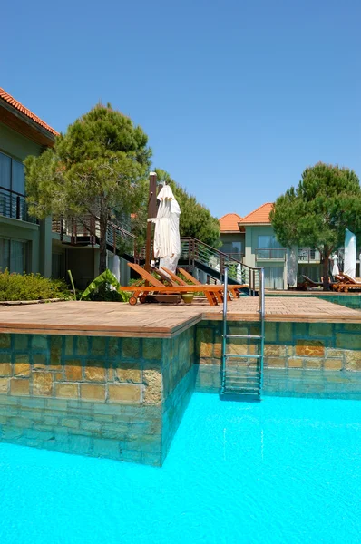 豪华别墅和游泳池在最受欢迎的酒店，安塔利亚，土耳其 — 图库照片