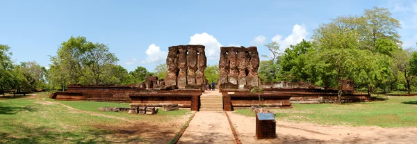 Hotel panorama Polonnaruwa ruin (stolica starożytnej Sri Lanka) — Zdjęcie stockowe