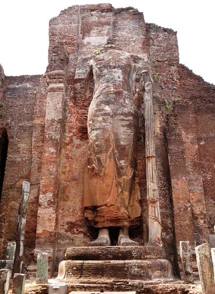 La statua di Buddha in piedi in rovina con app. 8m altezza, Polonnaru — Foto Stock