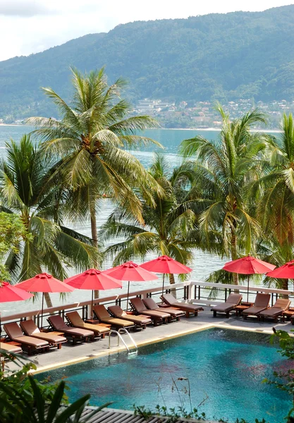 在一个视图上的巴东海滩，p 的豪华酒店游泳池 — 图库照片