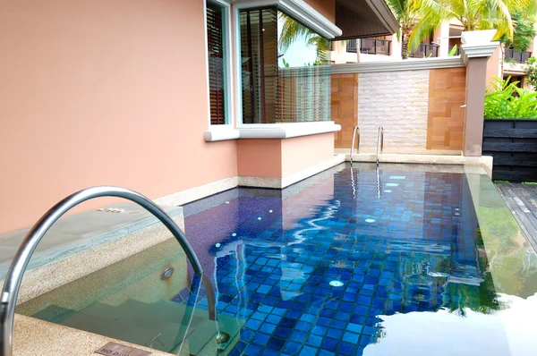 Zwembad op de luxevilla, phuket, thailand — Stockfoto