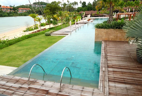 Moderní bazén s výhledem na pláž v luxusním hotelu, phuk — Stock fotografie