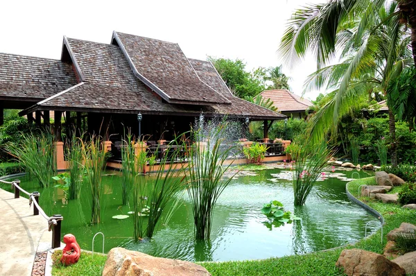 Außenrestaurant und grüner Teich im Luxushotel, Samui Isl — Stockfoto