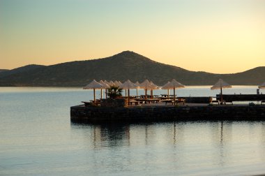 gündoğumu ve kumsalda lüks resort, crete, Yunanistan