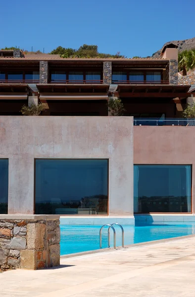 Zwembad in moderne luxehotel, Kreta, Griekenland — Stockfoto