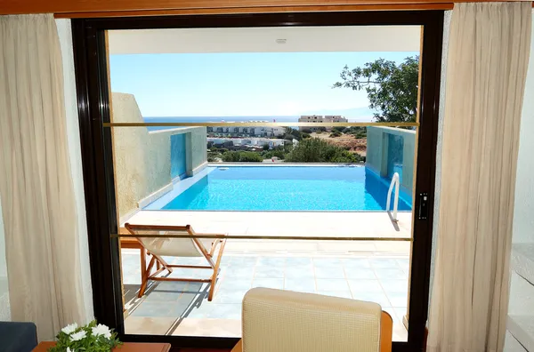 高級ホテル、クレタ島、ギリシャのアパートメントから海の景色 — ストック写真