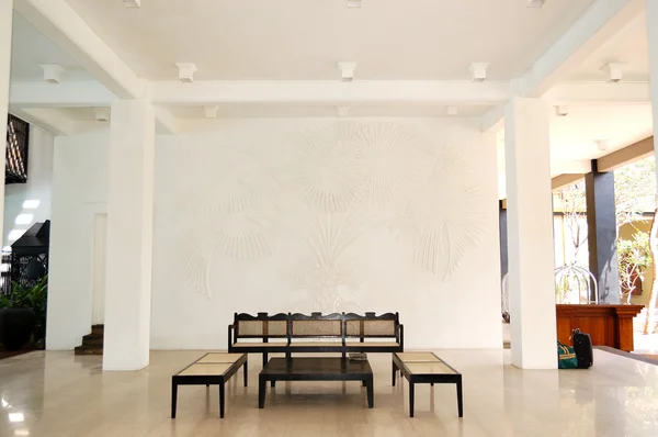 Tafel, stoelen in de lobby van populaire hotel, bentota, sri lanka — Stockfoto
