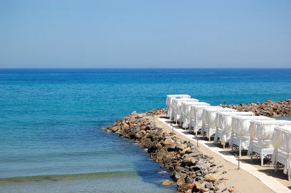 Huts at the beach of luxury hotel, Crete, Greece — Stock Photo, Image