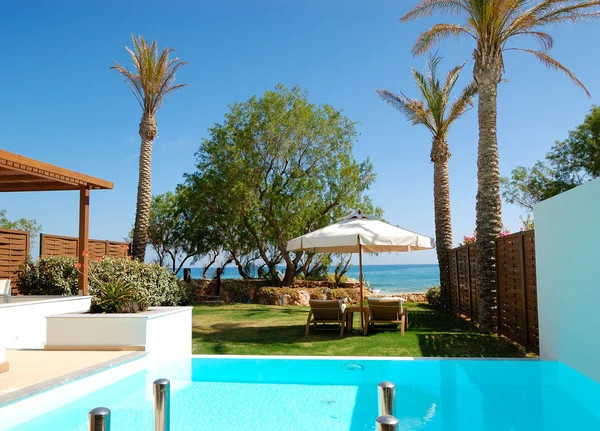 Bazén s jacuzzi na pláži moderní luxusní vily, — Stock fotografie