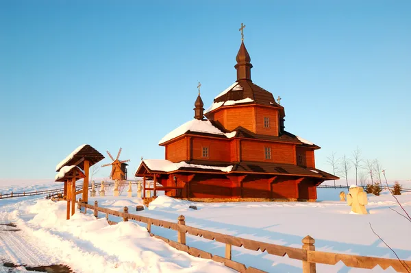 Starý dřevěný kostel a větrný mlýn v pozadí, cherkasi regio — Stock fotografie