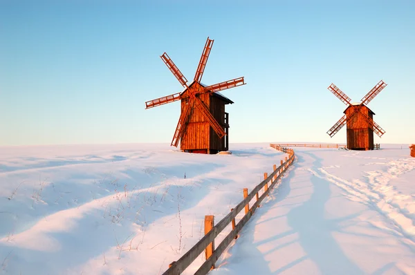 Os velhos moinhos de vento de madeira durante o pôr do sol, região de Cherkasi, Vodyani — Fotografia de Stock