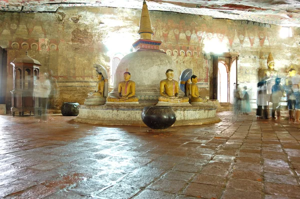 Стародавні статуї Будди навколо маленької стопи і картини на — стокове фото