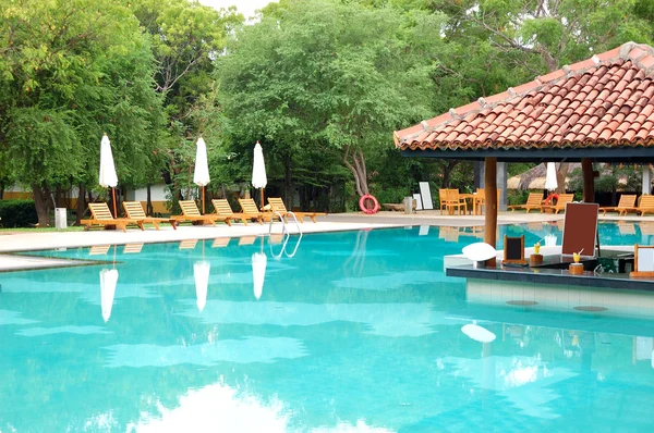 Plavecký bazén bar na luxusní hotel, bentota, Srí lanka — Stock fotografie