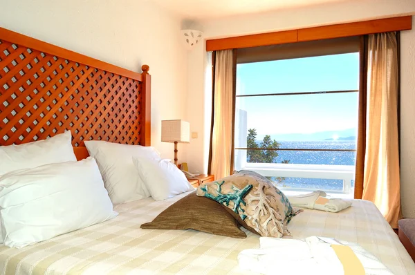 Uitzicht op zee vanuit appartement in de luxe hotel, Kreta, Griekenland — Stockfoto