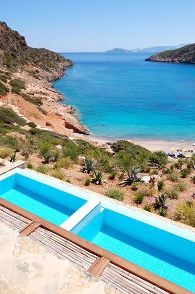 Бассейны с видом на море на роскошной вилле, Крит, Греция — стоковое фото