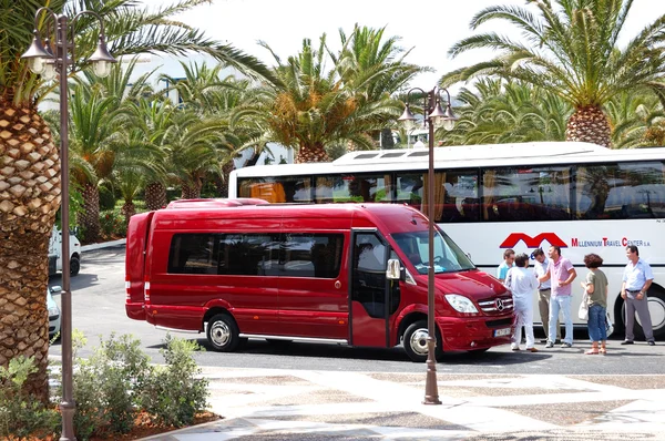 克里特岛，希腊 — — 5 月 13 日： 游客跨到现代的公共汽车 — 图库照片