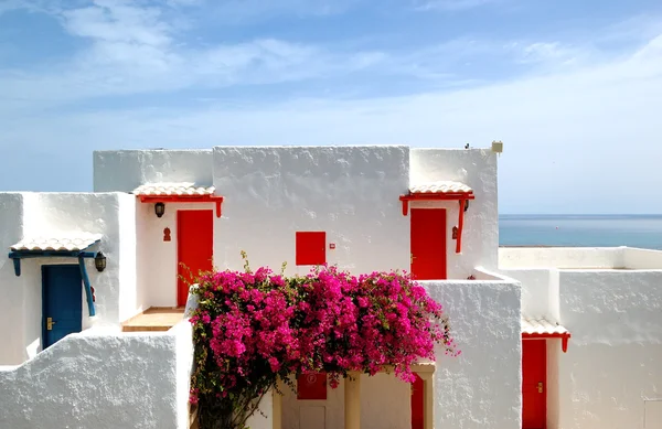 Villaer i nærheden af stranden på luksus hotel, Kreta, Grækenland - Stock-foto