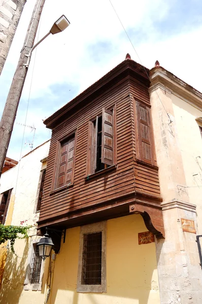 Σπάνια παραδοσιακό ξύλινο μπαλκόνι στο Ρέθυμνο, Κρήτη, greec — Φωτογραφία Αρχείου