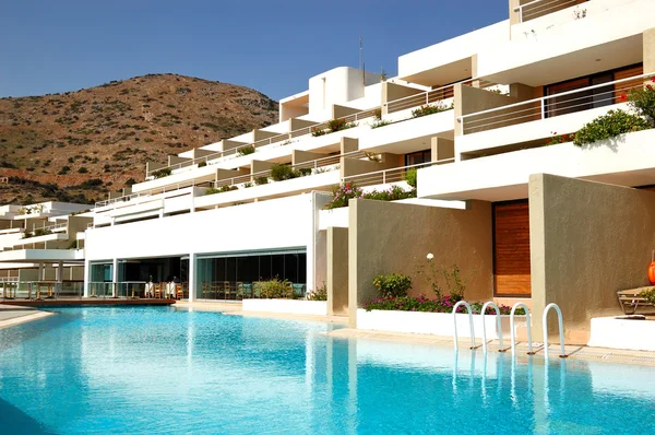 Бассейн в роскошном отеле, Крит, Греция — стоковое фото