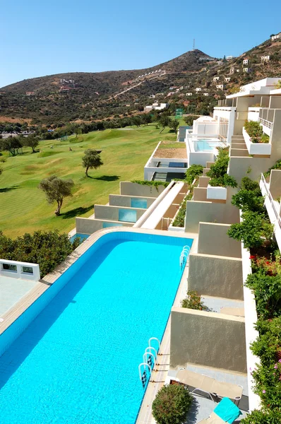 Vue depuis un hôtel de luxe sur terrain de golf, Crète, Grèce — Photo