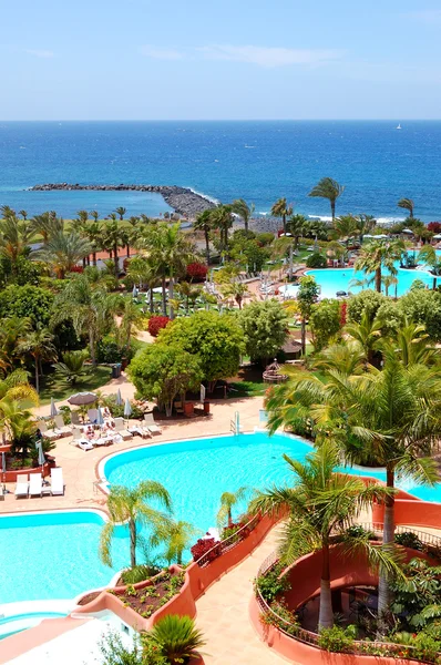 Praia e piscina no hotel de luxo, ilha de Tenerife, Sp — Fotografia de Stock