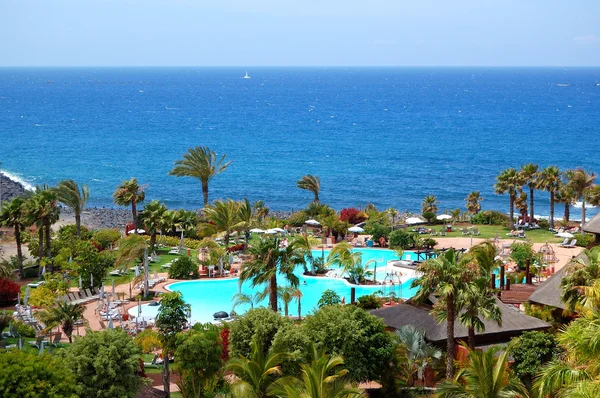 Praia e piscina no hotel de luxo, ilha de Tenerife, Sp — Fotografia de Stock