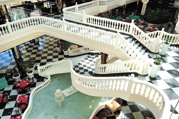 Innenraum des Restaurants mit Treppen im Luxushotel, — Stockfoto