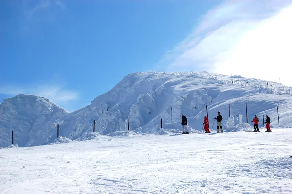 Jasna-Marsch 15: Skifahrer am Hang und Blick auf den Chopok-Gipfel in Jas — Stockfoto