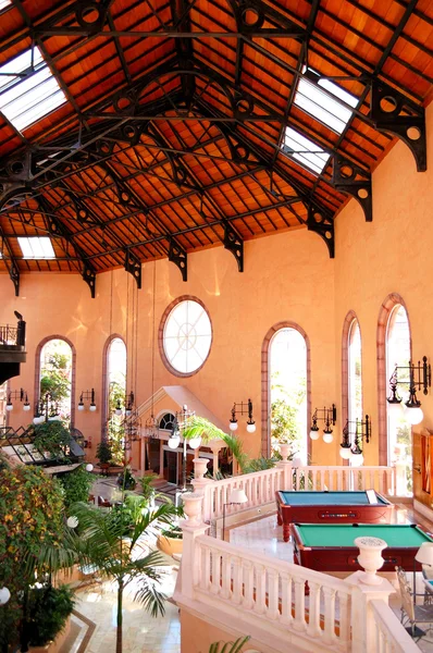 Interior del vestíbulo con mesas de billar en el hotel de lujo, Tenerife — Foto de Stock