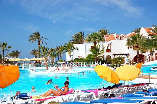 Tenerife eiland, Spanje - 27 mei: de toeristen genieten van hun v wisselstroom — Stockfoto