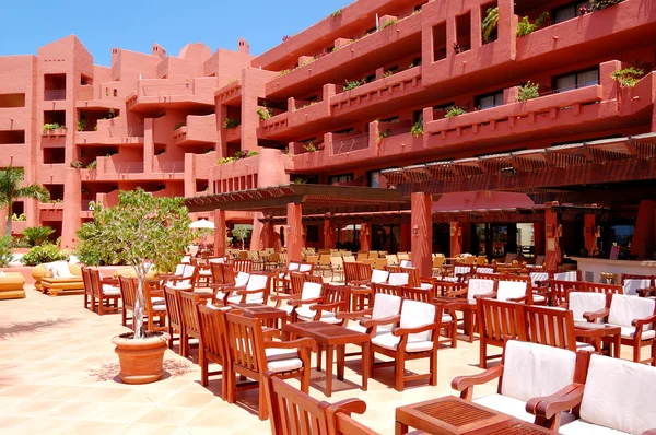 Открытый ресторан в роскошном отеле, остров Тенерифе, Испания — стоковое фото