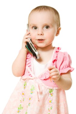 küçük kız pembe elbise giymiş telefonda konuşurken