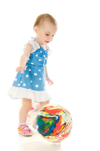 Barnet har en ballong — Stockfoto